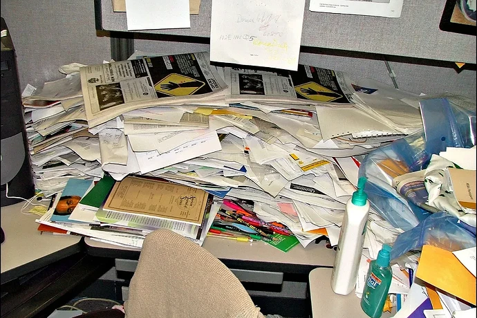 0messy-desk